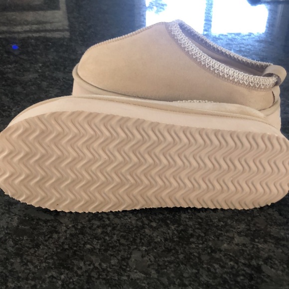 Brand new slippers - Picture 3 of 3